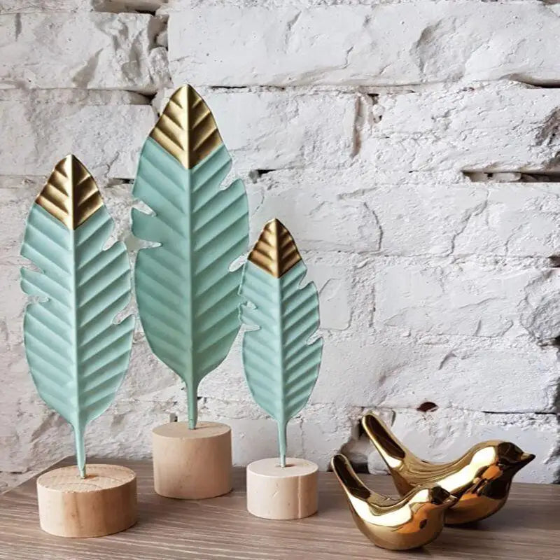 Moderne Feder-Deko aus Holz & Metall – Minimalistische Tischskulptur