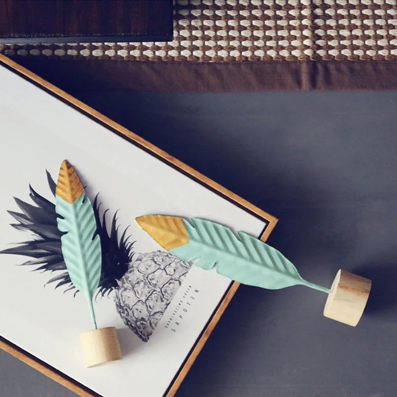Moderne Feder-Deko aus Holz & Metall – Minimalistische Tischskulptur