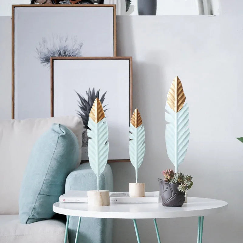 Moderne Feder-Deko aus Holz & Metall – Minimalistische Tischskulptur