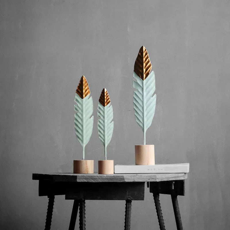 Moderne Feder-Deko aus Holz & Metall – Minimalistische Tischskulptur
