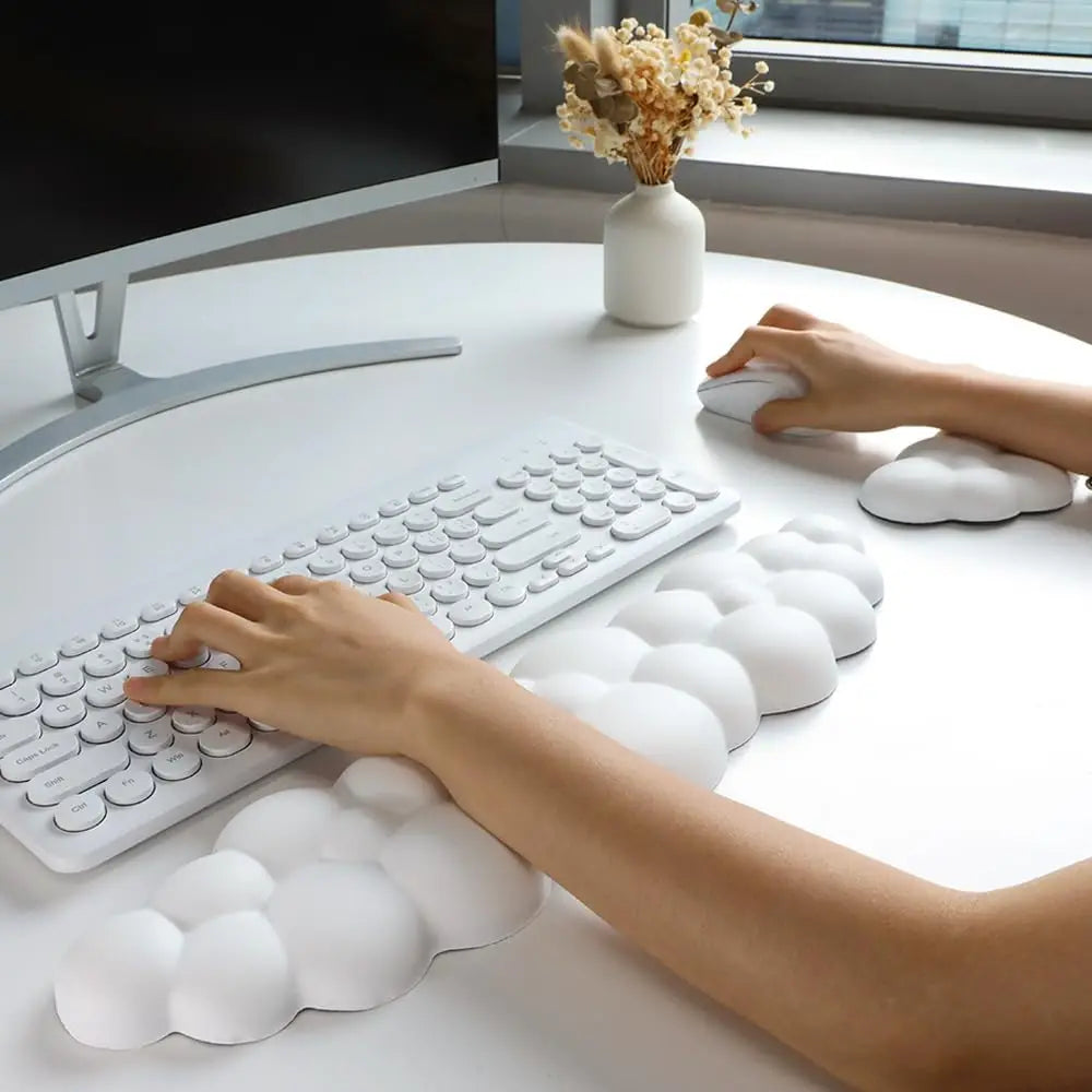 Weiche Handballenauflage für komfortables Tippen im Wolkendesign